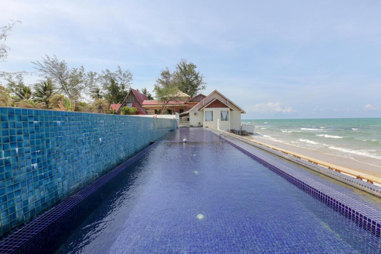 Villa Danialla Beach Resort Kampong Ayer Terjun Pinang Eksteriør billede