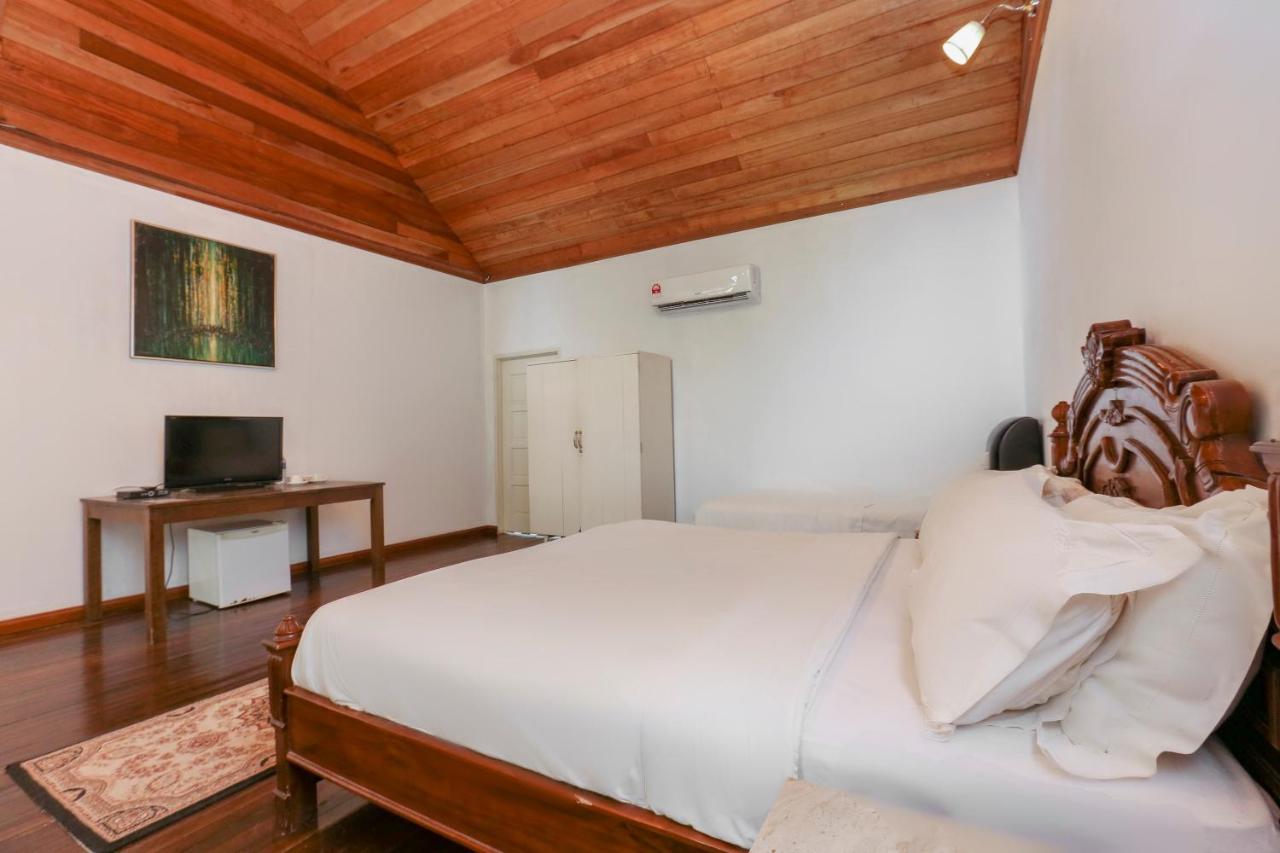 Villa Danialla Beach Resort Kampong Ayer Terjun Pinang Eksteriør billede