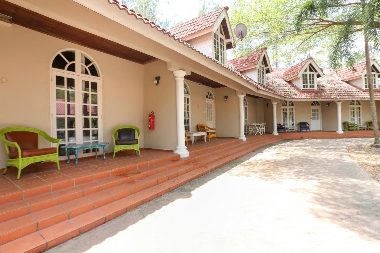 Villa Danialla Beach Resort Kampong Ayer Terjun Pinang Eksteriør billede