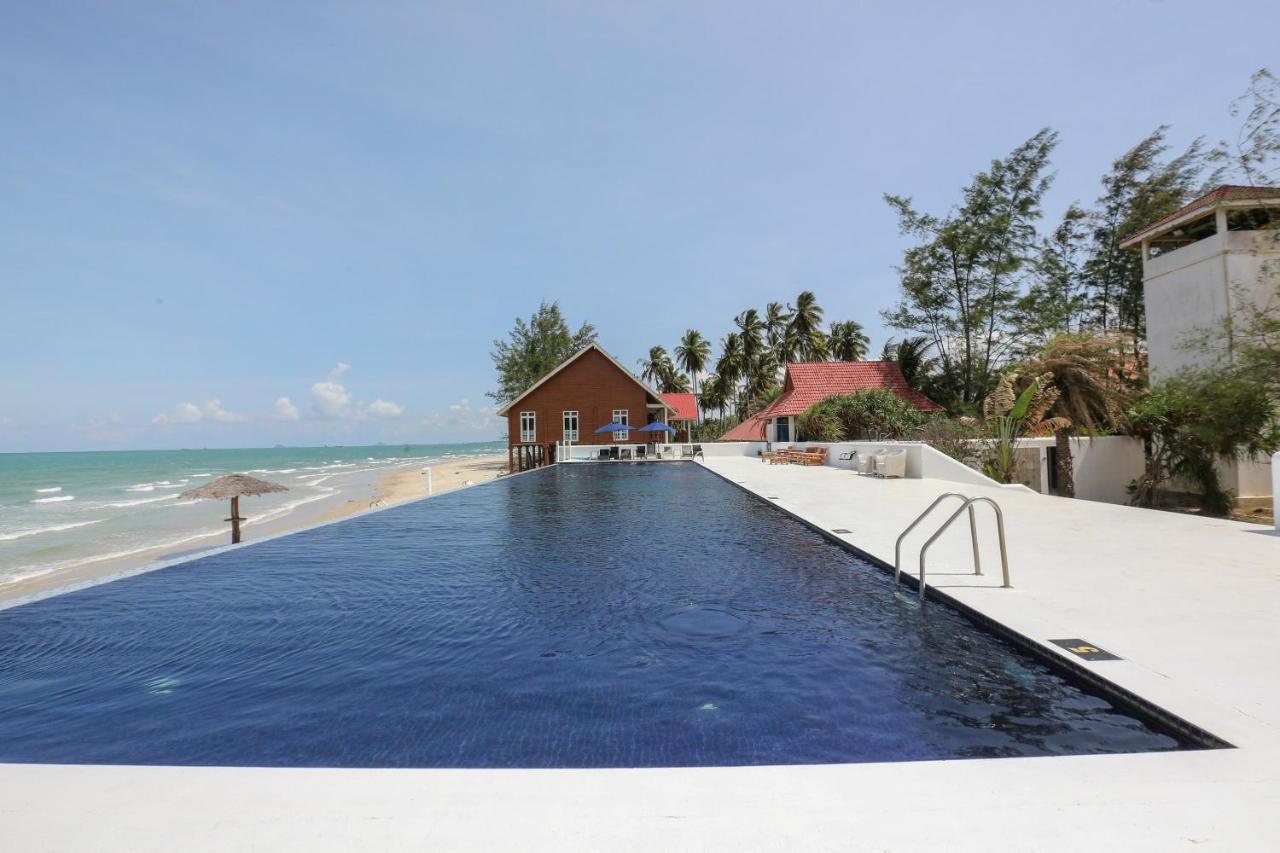 Villa Danialla Beach Resort Kampong Ayer Terjun Pinang Eksteriør billede