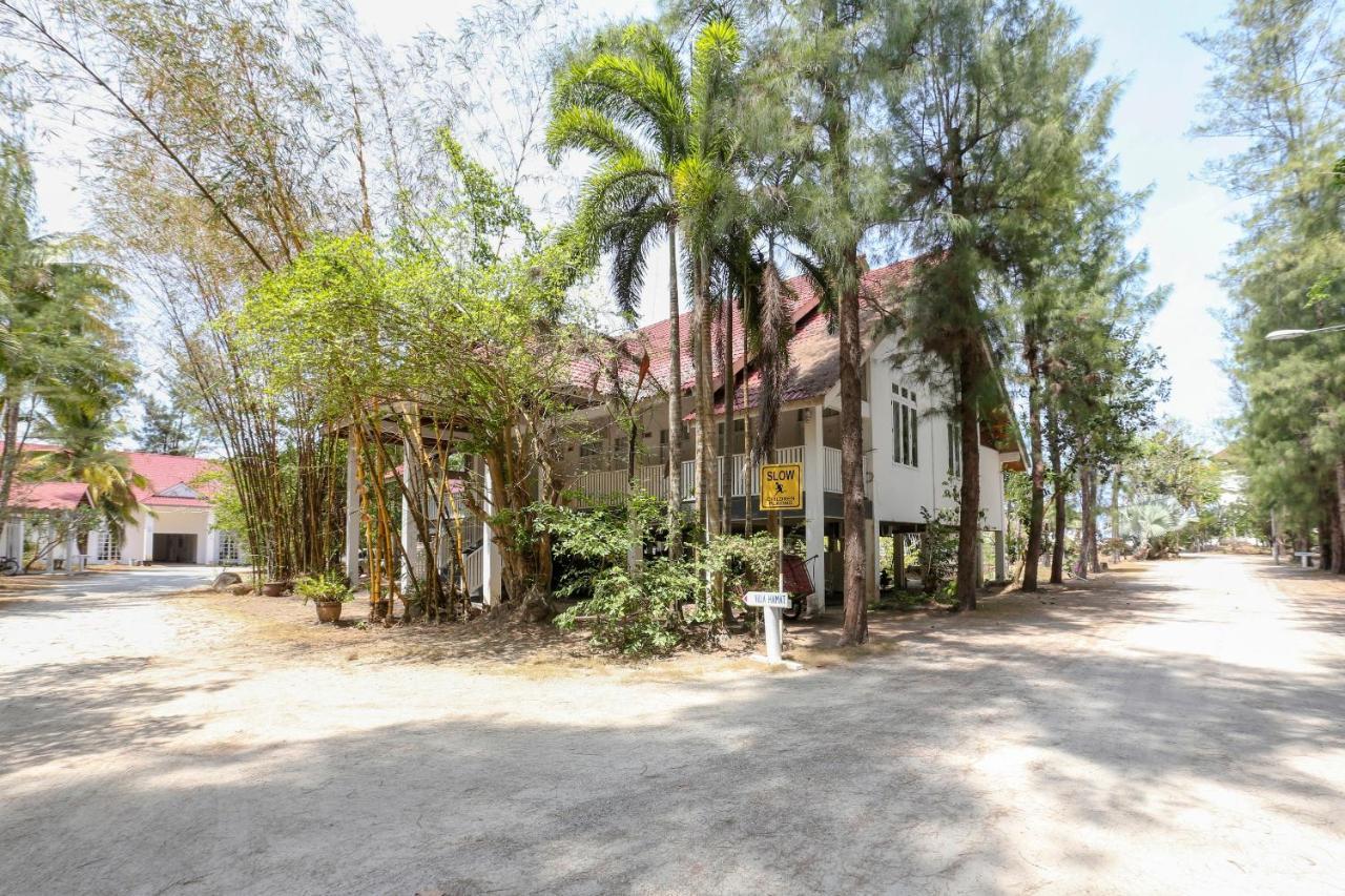 Villa Danialla Beach Resort Kampong Ayer Terjun Pinang Eksteriør billede